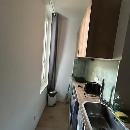 Moderne Proche De Paris *